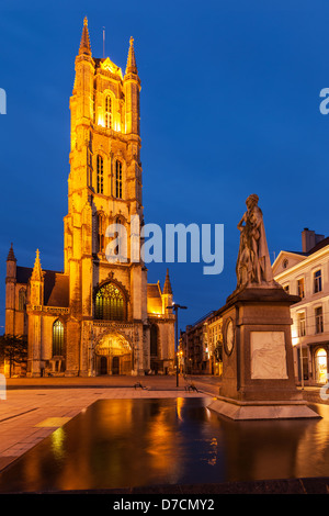 Monument à Jan Frans Willems et Saint Bavo Cathedral dans la soirée. Sint-Baafsplein, Flandre, Gand, Belgique Banque D'Images