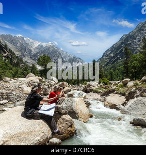 Les randonneurs randonneurs lire un trekking carte sur trek dans l'Himalaya, les montagnes. L'Himachal Pradesh, Inde Banque D'Images