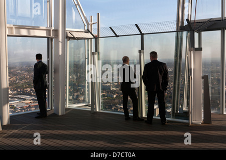 Personnes au dernier étage de l'Écharde de Londres Banque D'Images