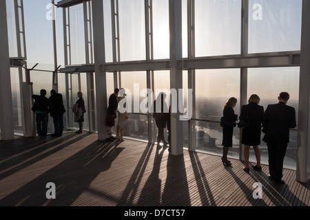 Personnes au dernier étage de l'Écharde de Londres Banque D'Images