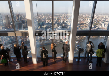 Personnes au dernier étage de l'Écharde de Londres Banque D'Images