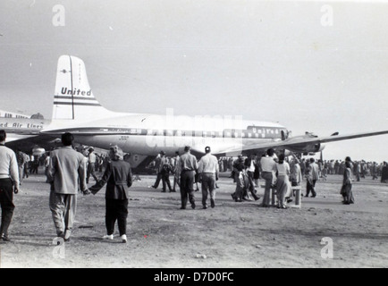 Cette photographie de la collection de Charles Daniels montre un Douglas DC-6 à l'aéroport international de Los Angeles en novembre 1949. Le DC-6 était un avion pivot pour les compagnies aériennes commerciales pendant la période post-seconde Guerre mondiale. Banque D'Images