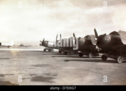Cette image fait partie de l'album de Charles Daniels, mettant en vedette Marine F6F Hellcat Aircraft. Le F6F était un avion de chasse clé utilisé par la marine américaine pendant la seconde Guerre mondiale, en particulier dans les batailles sur le théâtre du Pacifique, y compris celles près du Japon. Banque D'Images