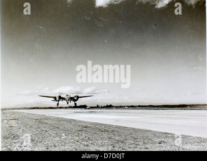Cette image de la collection de Charles Daniels montre l'avion de chasse F-5, qui a été utilisé par diverses Nations pendant la guerre froide. Le F-5 était connu pour son design léger et sa polyvalence dans les rôles de combat et d'entraînement. Il a été largement adopté par les forces aériennes alliées pour les missions de défense et offensives. Banque D'Images