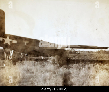 Cette photographie de la collection de Charles Daniels représente un crash de bombardier B-25. L'image fait partie de l'album historique de Daniels, qui documente les événements importants et les incidents aériens de la seconde Guerre mondiale. Banque D'Images