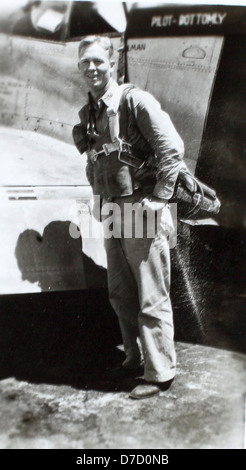 Cette photographie de la collection de Charles Daniels montre le capitaine Rust Metcalf, une figure importante de la seconde Guerre mondiale, contribuant à l'histoire de l'aviation pendant la période de guerre. L'image souligne son rôle militaire dans le théâtre du Pacifique. Banque D'Images