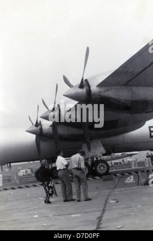 Cette image de la collection de Charles Daniels présente le Convair B-36 pendant les National Air races. Le B-36, un bombardier stratégique, était un élément clé de l'US Air Force pendant la guerre froide, offrant des capacités à longue portée et une dissuasion nucléaire. Banque D'Images