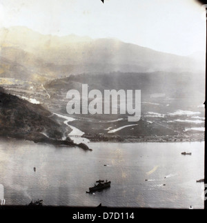 Cette photographie de la collection de Charles Daniels documente des scènes des îles Philippines pendant la première Guerre mondiale. L'album présente des images d'opérations militaires, de soldats et de civils dans une région touchée par la guerre. Banque D'Images