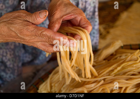 Sur le marché des nouilles de riz au Vietnam Banque D'Images