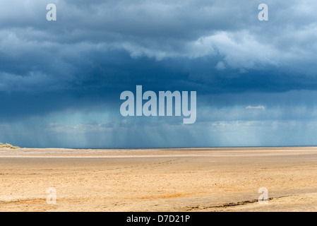 Nuages de pluie sur la mer, Holkham Bay Banque D'Images