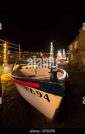 Les lumières de Noël en raison d'un bateau à Mousehole, Cornwall Banque D'Images