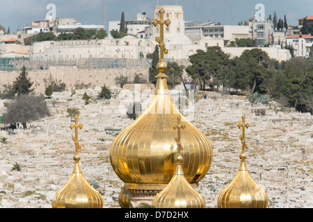 Les tourelles d'or de l'Église orthodoxe russe en dehors des murs de la vieille ville de Jérusalem, vue du Mont des Oliviers Banque D'Images