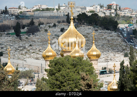 Les tourelles d'or de l'Église orthodoxe russe en dehors des murs de la vieille ville de Jérusalem, vue du Mont des Oliviers Banque D'Images