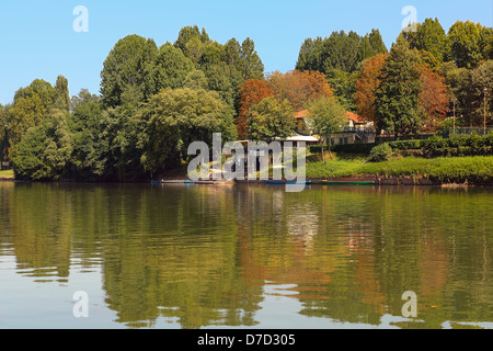 Vert, jaune et rouge des arbres sur la banque du fleuve Po à Turin, Italie du Nord. Banque D'Images