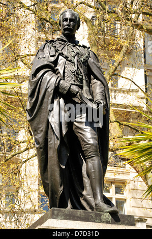 Londres, Angleterre, Royaume-Uni. Statue (1887 ; Sir Thomas Brock) de Sir Henry Edward Bartlet Frere, 1 baronnet - dans Whitehall Gardens Banque D'Images