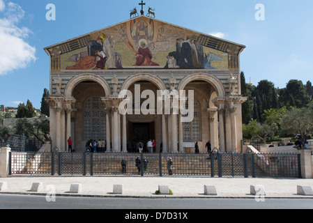 L'extérieur de l'église de toutes les nations construit sur le site du Jardin de Gethsémani à Jérusalem, Israël Banque D'Images