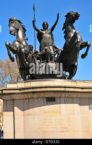 Londres, Angleterre, Royaume-Uni. Statue (1902 : Thomas 1970 Ford Econoline) de Boadicea / Boadicée de Westminster Bridge Banque D'Images