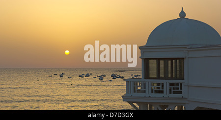 Ancienne station balnéaire sur la plage de Cadix. Andaluscía​​, Espagne. Banque D'Images