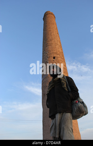 Une personne est en marche avant de minarets, minarets historiques à Herat a été construit sous le règne de Mirza Shahrukh en 1438 Banque D'Images