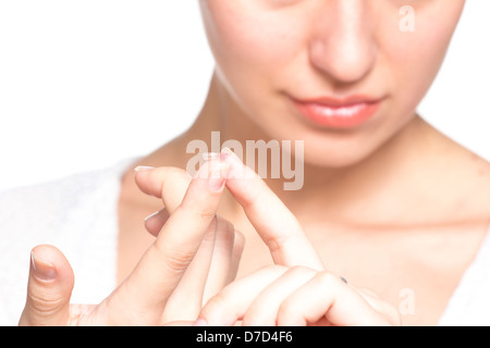 Lentilles de contact en main de womans, isolated on white Banque D'Images