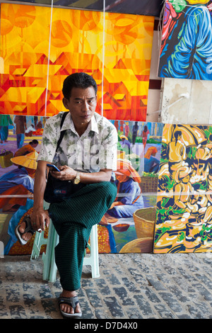 Man with mobile phone in Bogyoke (anciennement Scott) Marché à Yangon, Myanmar Banque D'Images