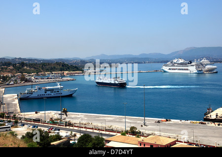 Bateaux et ferry dans la nouvelle zone portuaire de la ville de Corfou, l'île de Corfou, Grèce, Europe Banque D'Images