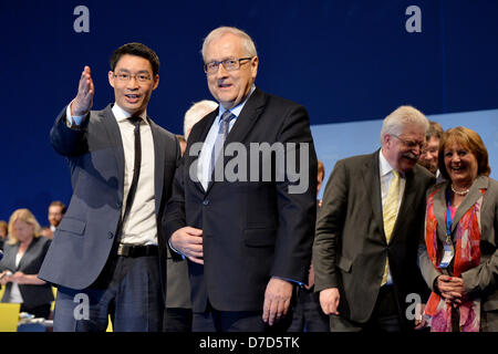 Président fédéral du parti FDP Philipp Roesler (L-R) et le premier candidat du parti Rainer Bruederle sont célébrées au cours d'une réunion extraordinaire du parti de la FDP, à côté de la ministre de l'économie Martin Zeil et le ministre allemand de la Justice Sabine Leutheusser-Schnarrenberger à Nuremberg, Allemagne, le 04 mai 2013. Photo : Bernd VON JUTRCZENKA Banque D'Images