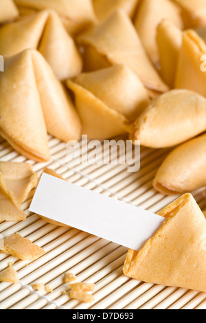 - Fortune cookies Un cookie ouvrir avec fortune vierge pour votre texte. Ensemble de la zone de texte de la mise au point. Banque D'Images