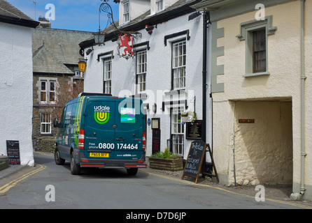 Van passant le Red Lion Inn, à Hawkshead, Parc National de Lake District, Cumbria, Angleterre, Royaume-Uni Banque D'Images