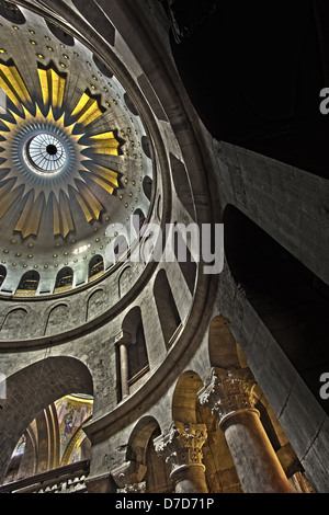 La spectaculaire rotonde dôme juste au-dessus à l'Edicule Église Saint-sépulcre en vieille ville de Jérusalem Israël. HDR. Inspecteur : JE CHER Banque D'Images