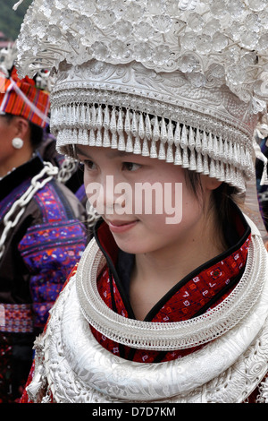 La Chine, la province du Guizhou, village Shidong, tribu Miao, Sister's parade de repas Banque D'Images