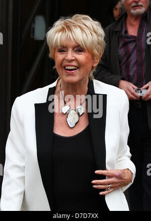 Londres, Royaume-Uni, 4 mai 2013 : Gloria Hunniford présentateur de télévision et de radio britannique vu quitter les studios de la BBC à Londres. © WFPA / Alam Banque D'Images