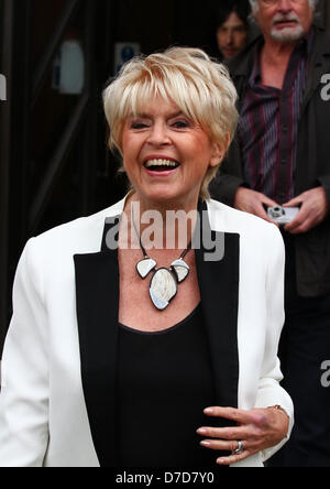 Londres, Royaume-Uni, 4 mai 2013 : Gloria Hunniford présentateur de télévision et de radio britannique vu quitter les studios de la BBC à Londres. © WFPA / Alam Banque D'Images