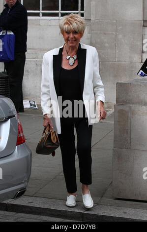 Londres, Royaume-Uni, 4 mai 2013 : Gloria Hunniford présentateur de télévision et de radio britannique vu quitter les studios de la BBC à Londres. © WFPA / Alam Banque D'Images