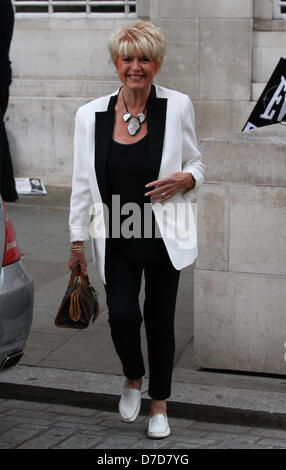 Londres, Royaume-Uni, 4 mai 2013 : Gloria Hunniford présentateur de télévision et de radio britannique vu quitter les studios de la BBC à Londres. © WFPA / Alam Banque D'Images