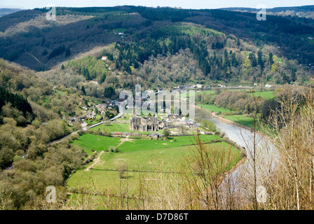 Abbaye de tintern et la vallée de la Wye à partir de la chaire devils chemin d'offas dyke vue gloucestershire, Angleterre Banque D'Images