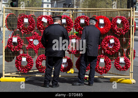 Londres, Royaume-Uni. 4e mai 2013. Les agents de police voir un mémorial de fortune que les préparations sont faites pour la route prise par l'imprimeur de la procession du chariot pour l'état d'ouverture du Parlement le 8 mai Crédit : amer ghazzal / Alamy Live News Banque D'Images