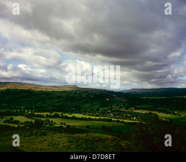 Vue sur Wensleydale sur les pentes de l'Ouest au-dessus de la balise Penhill Burton Wensleydale Yorkshire Dales England Banque D'Images