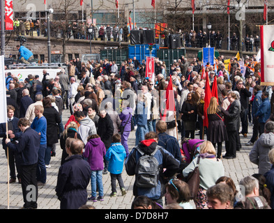 Le 1 mai 2013, les célébrations de la fête du travail à Oslo Norvège foule écouter les discours en Youngstorget Banque D'Images