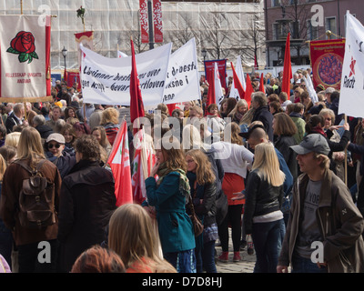 Le 1 mai 2013, les célébrations de la fête du travail à Oslo Norvège foule écouter les discours en Youngstorget Banque D'Images