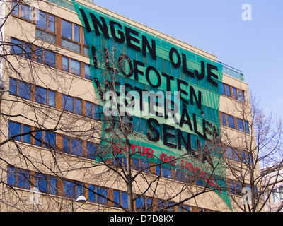 Le 1 mai 2013, les célébrations de la fête du travail à Oslo en Norvège, la bannière qui protestent contre l'exploitation du pétrole dans le nord de la Norvège Banque D'Images