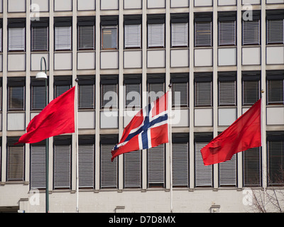 Le 1 mai 2013, les célébrations de la fête du travail à Oslo, Norvège, pavillon norvégien entre les drapeaux rouges en face d'un bâtiment Banque D'Images