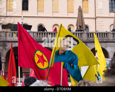 Célébrations de la fête du travail à Oslo Norvège foule écouter les discours en Youngstorget, drapeaux à l'appui d'Abdulla Öcalan Banque D'Images