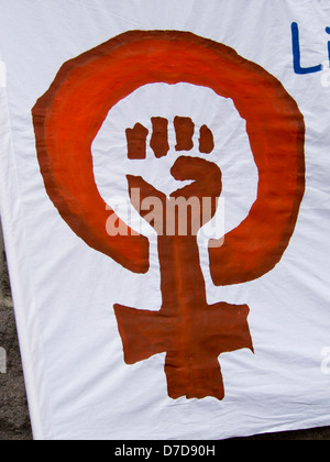 Le 1 mai 2013, les célébrations de la fête du travail à Oslo, Norvège, de l'égalité des droits des femmes, symbole de puissance sur la bannière, poing fermé Banque D'Images