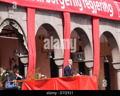 Le Premier ministre norvégien Jens Stoltenberg s'adressant à la foule à la fête du travail, le 1 er mai 2013 Célébration à Oslo Norvège Banque D'Images