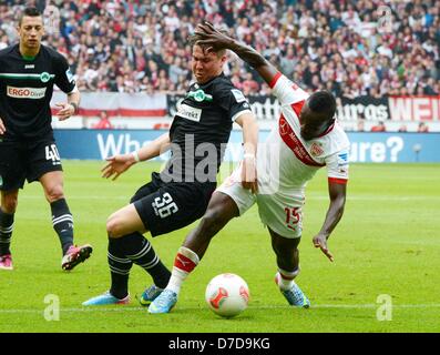 Stuttgart, Arthur Boka (R) convoite la la balle avec l'Fuerth Felix Klaus la Bundesliga match de football entre le VfB Stuttgart et Greuther Fürth Cantón de Mercedes-Benz Arena de Stuttgart, Allemagne, 04 mai 2013. Photo:Bernd Weissbrod (ATTENTION : EMBARGO SUR LES CONDITIONS ! Le LDF permet la poursuite de l'utilisation de jusqu'à 15 photos uniquement (pas de photos ou vidéo-sequntial série similaire d'images admis) via internet et les médias en ligne pendant le match (y compris la mi-temps), prises à partir de l'intérieur du stade et/ou avant le début du match. Le LDF permet la libre transmission de l'objet numérisé Banque D'Images