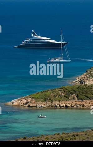 Yachts sur la mer bleue de la côte de Capo Malfatano, Teulada, province de Cagliari, Sardaigne, Italie Banque D'Images