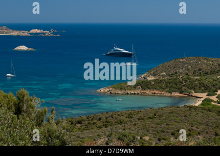 Yachts sur la mer bleue de la côte de Capo Malfatano, Teulada, province de Cagliari, Sardaigne, Italie Banque D'Images