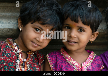 Deux enfants Indiens sourire pour la caméra à l'Chennakesava temple, Belur, près de Hassan à Karnataka, Inde Banque D'Images