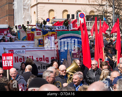 Le 1 mai 2013, les célébrations de la fête du travail à Oslo Norvège foule avec des bannières et des normes à l'écoute de discours dans Youngstorget Banque D'Images